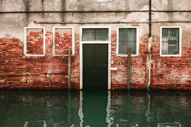 Schmutzwasserpumpe um Haus auszupumpen